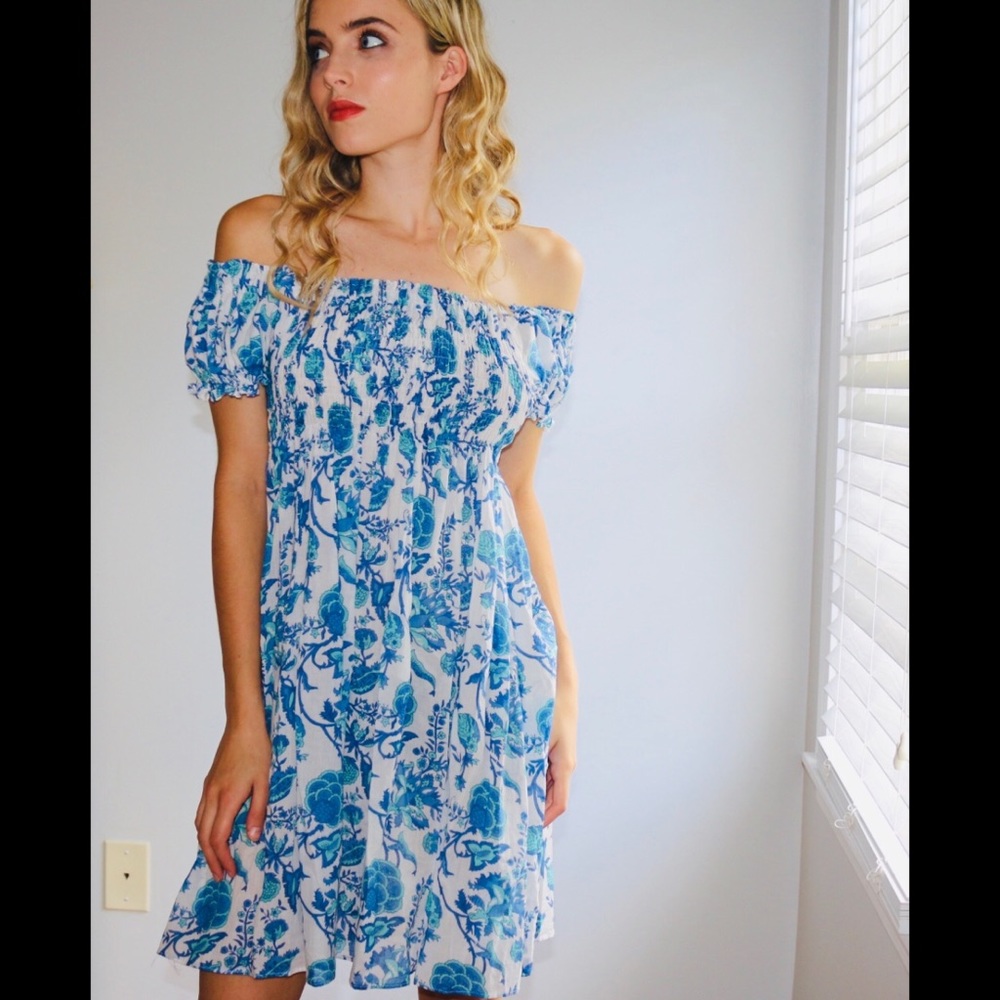 🏴󠁧󠁢󠁥󠁮󠁧󠁿Strapless blue floral dress🏴󠁧󠁢󠁥󠁮󠁧󠁿